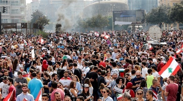 لبنانيون يتظاهرون في بيروت (رويترز)