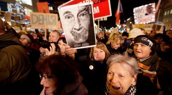 جانب من التظاهرات في التشيك (رويترز)
