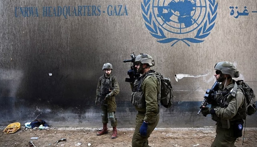 جنود من الجيش الإسرائيلي خلال عملية عسكرية قرب مقر للأونروا في غزة (أرشيف)