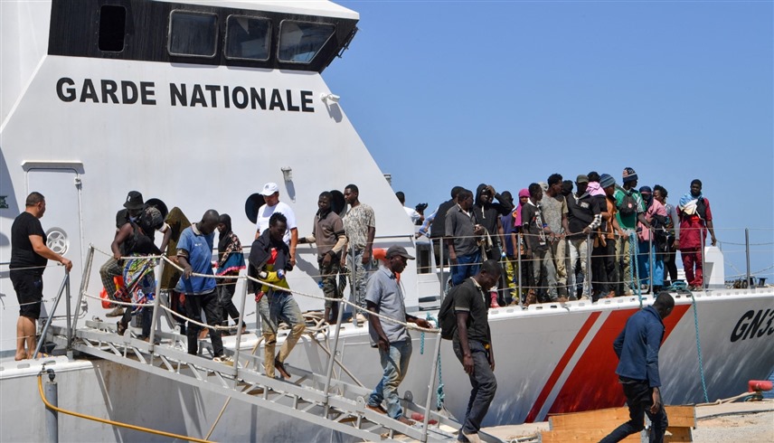 مهاجرون أفارقة على متن سفينة لخفر السواحل التونسي (أرشيف)