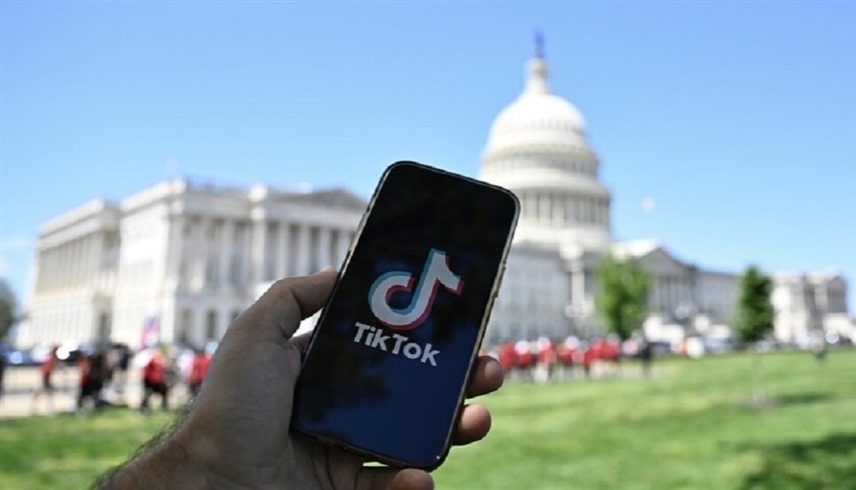 تطبيق تيك توك على هاتف محمول أمام الكونغرس الأمريكي (أرشيف)