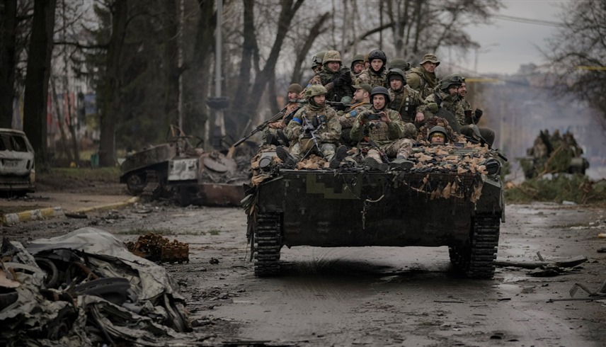 مجندون أوكرانيون في كييف (رويترز)