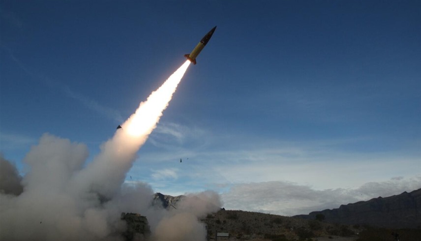 إطلاق صاروخ روسي تجاه أوكرانيا (رويترز)