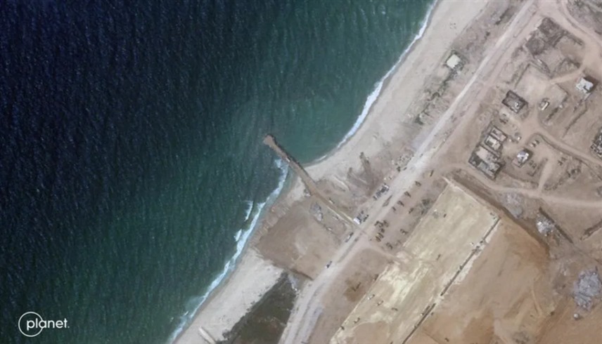صورية جوية لمنطقة في غزة تجري فيها عمليات بناء الميناء العائم (إكس)
