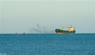 استهداف سفينة شحن قبالة سواحل اليمن بثلاثة صواريخ