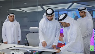 منصور بن محمد يطلع على استعدادات طرق دبي للتعامل مع الحالة الجوية