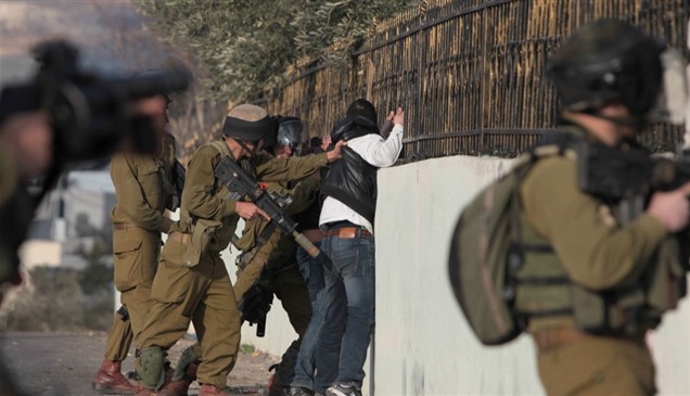 بينهم طفل جريح.. القوات الإسرائيلية تعتقل 22 فلسطينياً من الضفة الغربية