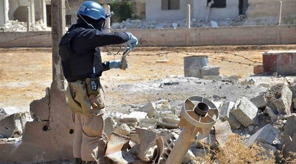 عنصر من منظمة حظر الأسلحة الكيميائية يجمع عينات في سوريا (أرشيف)
