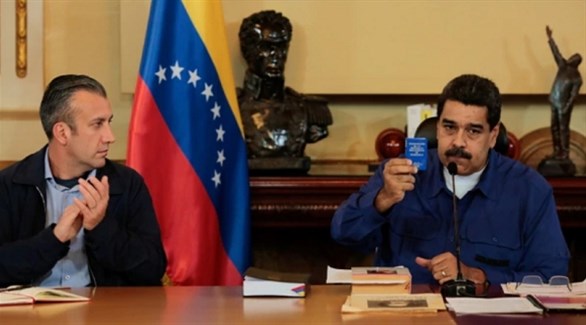 الرئيس الفنزويلي نيكولاس مادورو وإلى يمينه نائبه للشؤون الاقتصادية طارق العيسمي (أرشيف)