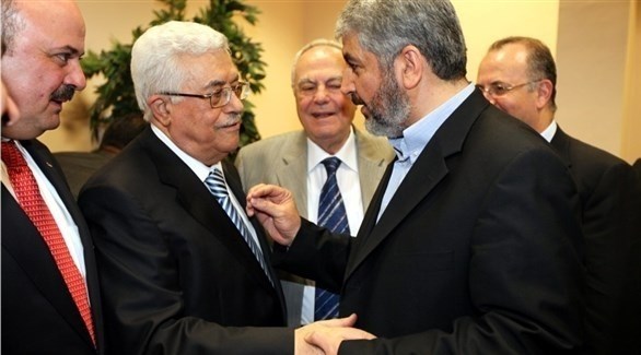 الرئيس الفلسطيني محمود عباس وزعيم حماس  السابق خالد مشعل (أرشيف)