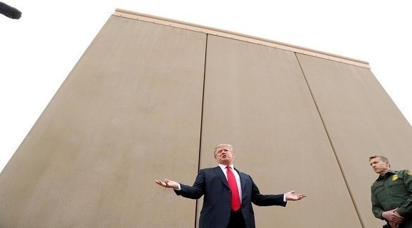 الرئيس الأمريكي دونالد ترامب أمام جزء الجدار الحدودي مع المكسيك (أرشيف)