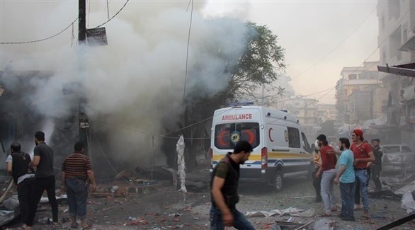 سيارة إسعاف تتنقل أحد المصابين في قصف على إدلب (أرشيف)