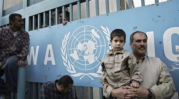 فلسطينيون أمام مقر أحد مكاتب أونروا (أرشيف)