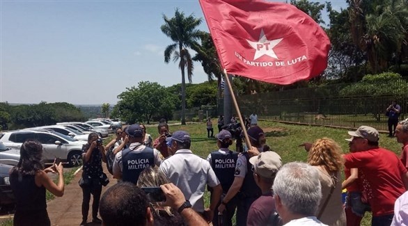 أنصار غوايدو من أمام مقر السفارة في البرازيل (أرشيف)