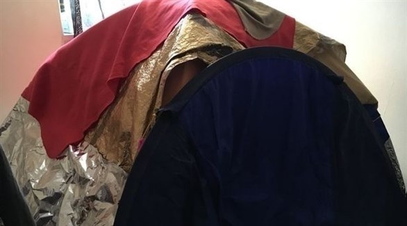 امرأة تنام تحت خيمة مغطاة بالقصدير (ميرور)