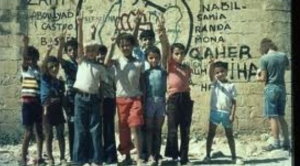 أولاد فلسطينيون في مخيم تل الزعتر في لبنان (أرشيف)