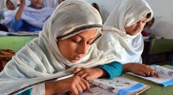 تلميذتان في صف بمدرسة باكستانية (أرشيف)