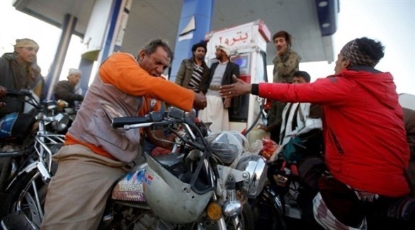 مجموعة من الناس أمام محطة لتعبة الوقود (أرشيف)