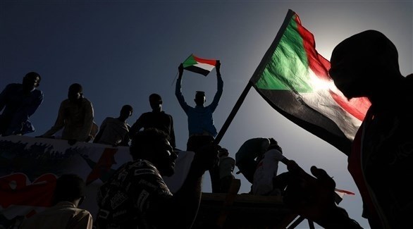 متظاهرون يرفعون العلم السوداني (أرشيف)