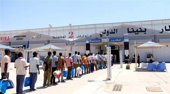مسافرون أمام مطار بنينا في بنغازي الليبية (أرشيف)