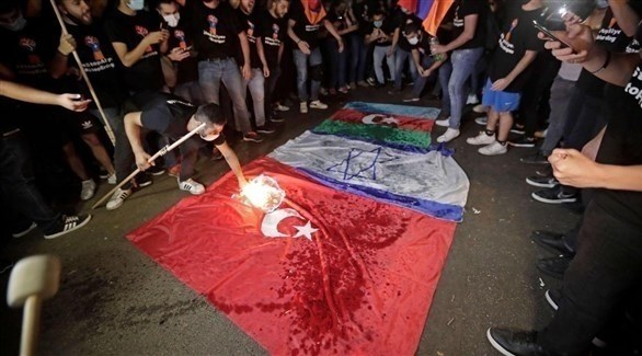 المتظاهرون الأرمن في لبنان يحرقون العلم التركي (تويتر)