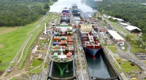 سفن بضائع تعبر ممرات قناة بنما (أرشيف)