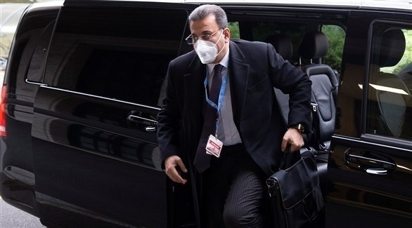 ممثل النظام السوري أحمد كزبري يصل مكان الاجتماع (رويترز)
