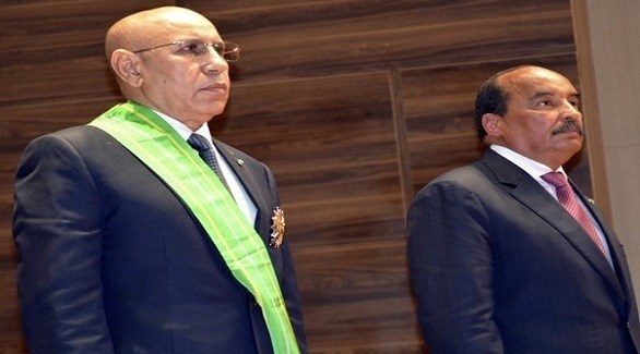 الرئيس الموريتاني محمد ولد الشيخ الغزواني يسار وسلفه محمد عبد العزيز يمين الصورة (أرشيف)