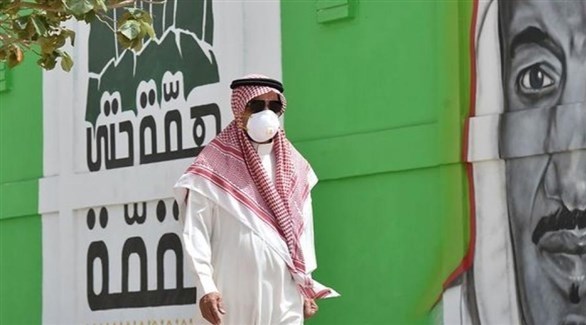 سعودي أمام جدارية بصورة الملك سلمان بن عبد العزيز (أرشيف)