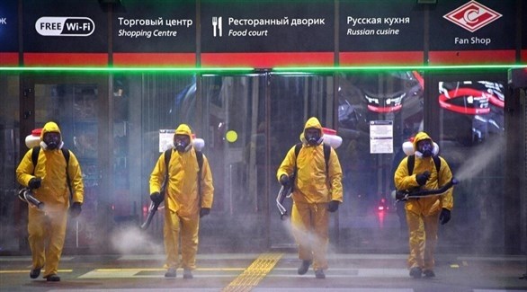 عمال يعقمون محطة قطارات في موسكو (سبوتنيك)