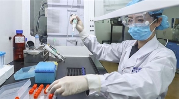 طبيبة صينية تعمل في مختبر (أرشيف)