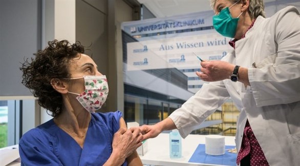 طبيبة ألمانية تطعم عاملة في القطاع الصحي ضد كورونا (أرشيف)