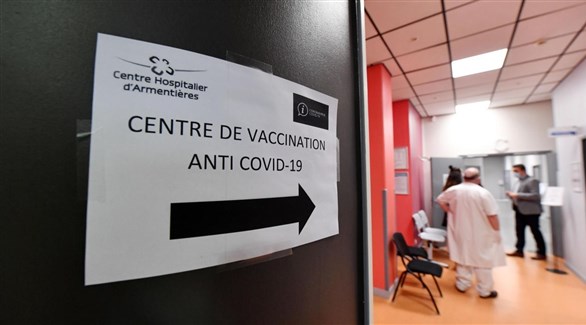 فرنسيون في مركز صحي للتطعيم ضد كورونا (أرشيف)