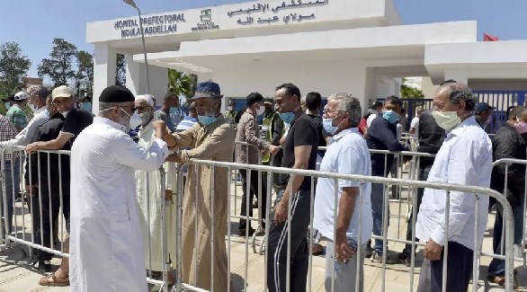 مغاربة أمام مستشفى مولاي عبد الله في الرباط للتطعيم ضد كورونا (أرشيف)