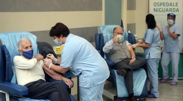 ممرضات يُطعمن مسنين ضد كورونا في مستشفى إيطالي بلومبارديا (أرشيف)