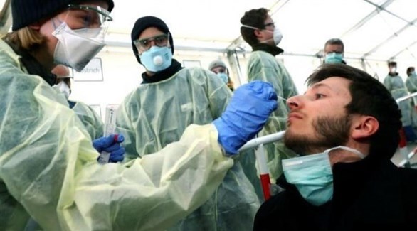 شخص يخضع لفحص الإصابة بفيروس كورونا في ألمانيا (أرشيف)