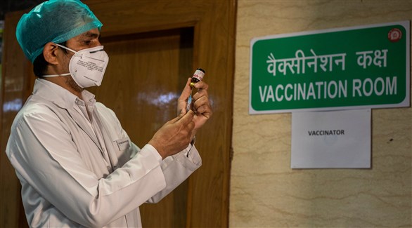 ممرض هندي يجهز حقنة بلقاح للتطعيم ضد كورونا (أرشيف)