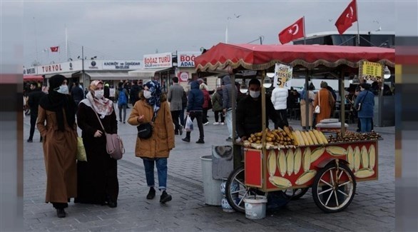 مواطنون أتراك يرتدون الكمامات في إسطنبول (أرشيف)