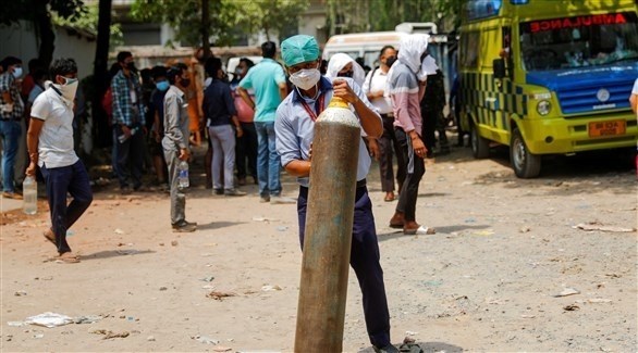 مواطن هندي يحمل جرة أوكسجين (أرشيف)