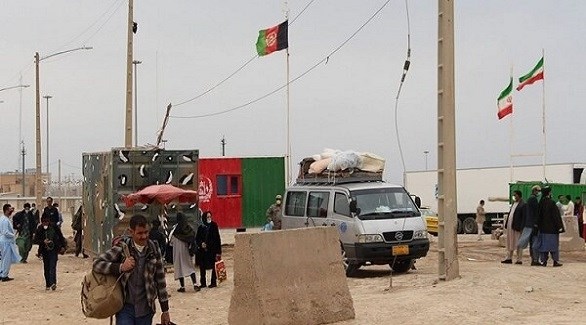 مدنيون أفغان على الحدود الأفغانية الإيرانية بعد هجوم لطالبان (أرشيف)