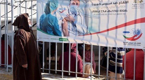 مغربي أمام مركز للتطعيم ضد كورونا (أرشيف)
