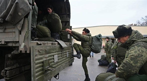 جنود روس في طريقهم إلى الجبهة (رويترز)