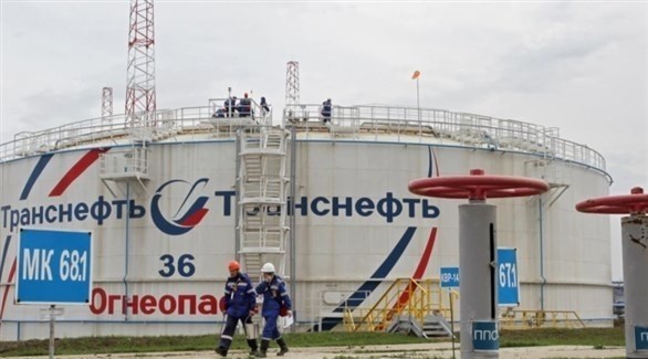 عاملان في منشأة روسية لتخزين النفط (أرشيف)