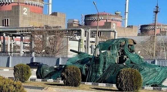 دبابة روسية أمام أحد مفاعلات محطة زابوريجيا الأوكرانية للطاقة النووية (بي بي سي)