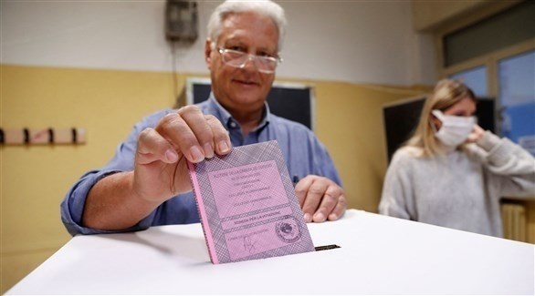 إيطالي يدلي بصوته في الانتخابات التشريعية (رويترز)