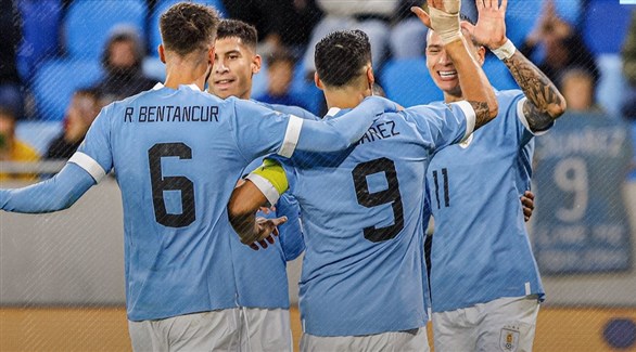 فرحة لاعبي منتخب الأوروغواي بأحد الأهداف (تويتر المنتخب الرسمي)