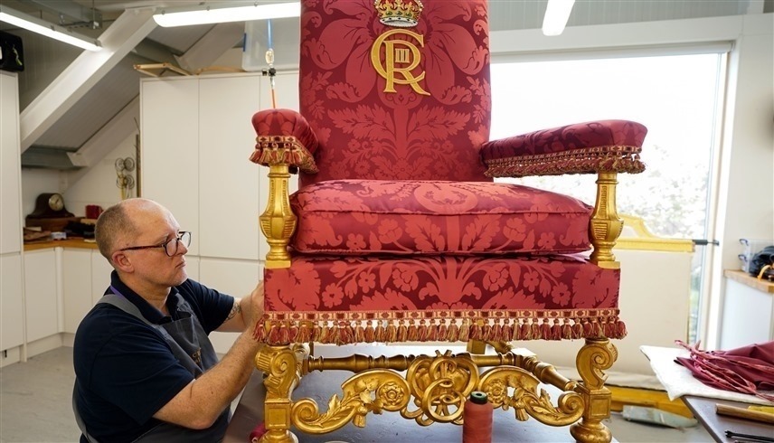 عامل يرمم كرسياً ملكياً في بريطانيا (رويترز)