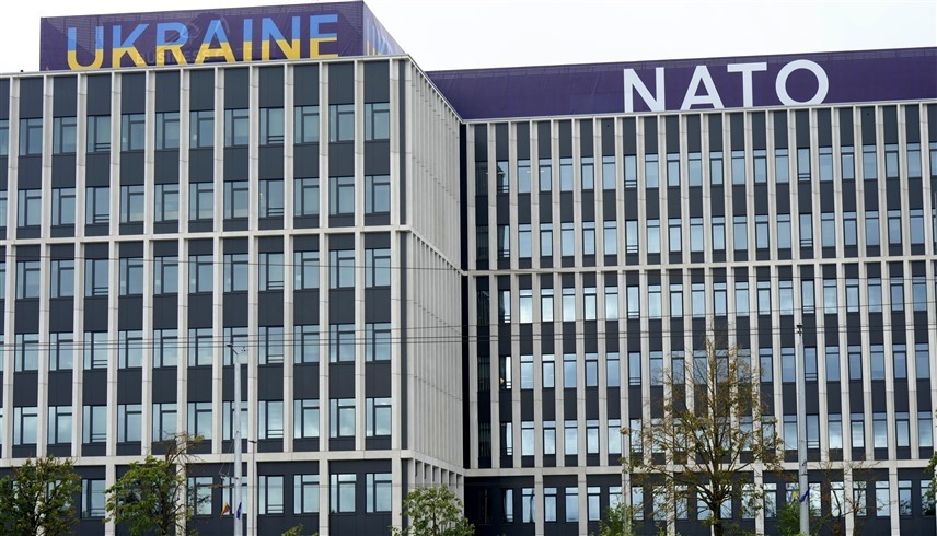 لافتات أوكرانيا والناتو مبنى في فيلنيوس، ليتوانيا (رويترز)