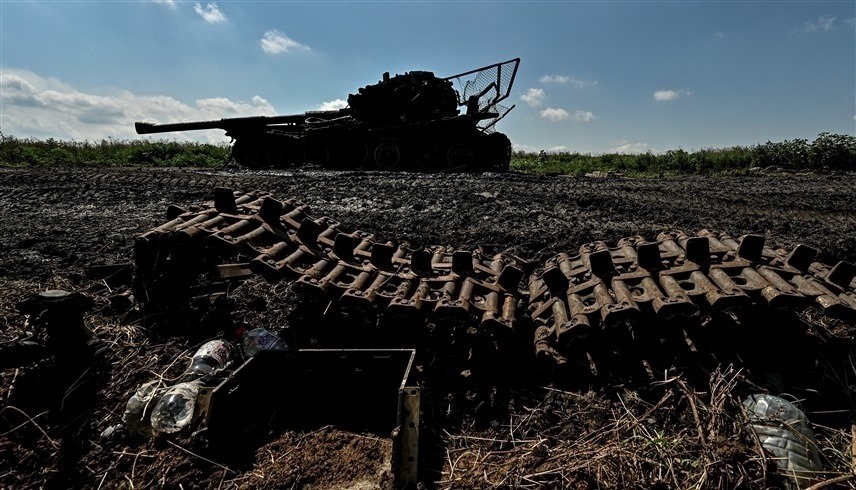 دبابة مدمرة للجيش الروسي في زابوريجيا (رويترز)