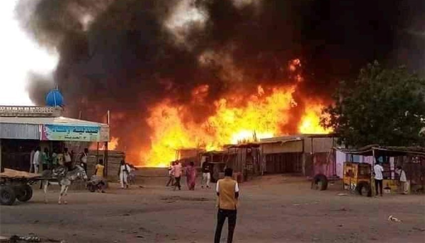 اندلاع حريق بعد غارات للجيش السوداني في سونا بالخرطوم (أ ف ب)